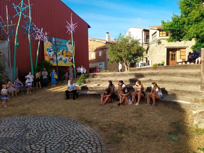 Vecinos de San Esteban durante una de las actividades desarrolladas este verano en el pueblo.