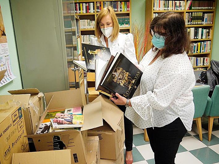 La edil Teresa Sánchez y la técnico Pilar García, con los libros donados.