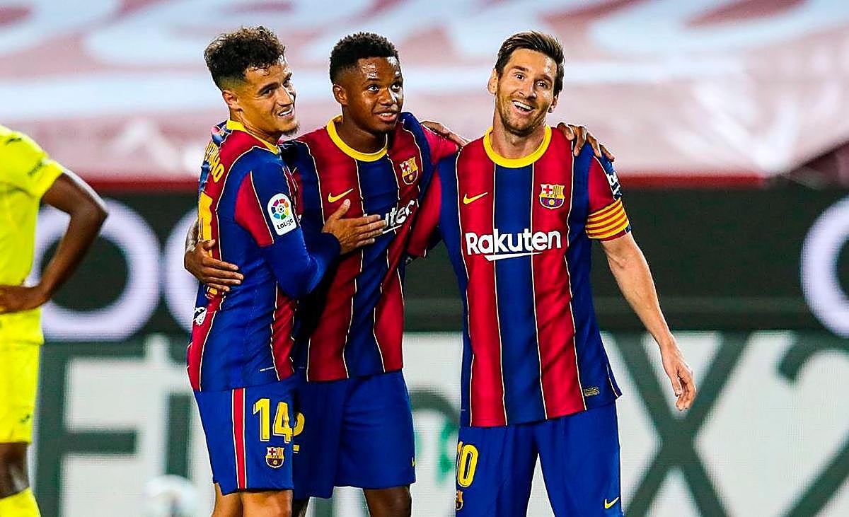 Coutinho y Messi y abrazan a Ansu Fati.