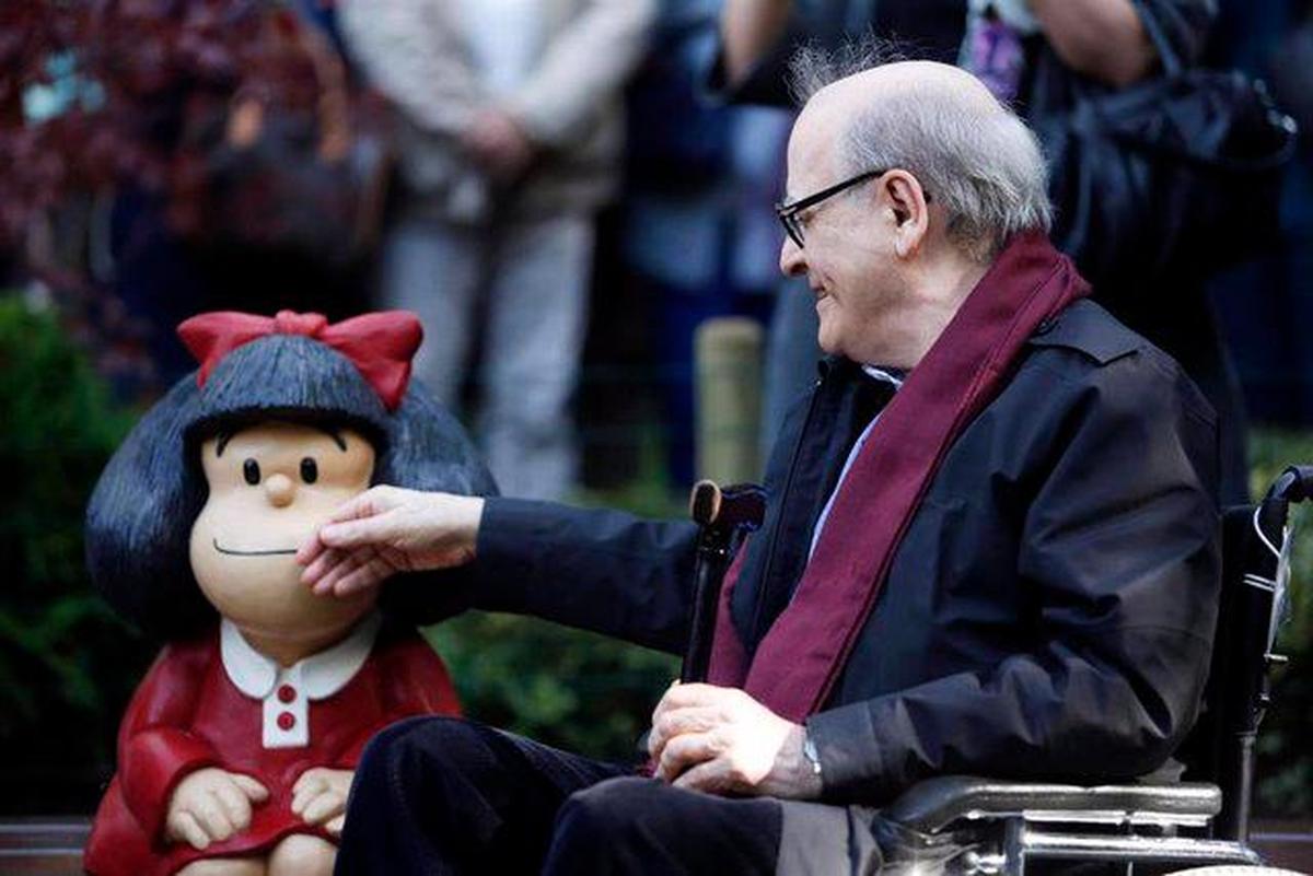 Quino junto a una réplica de Mafalda.