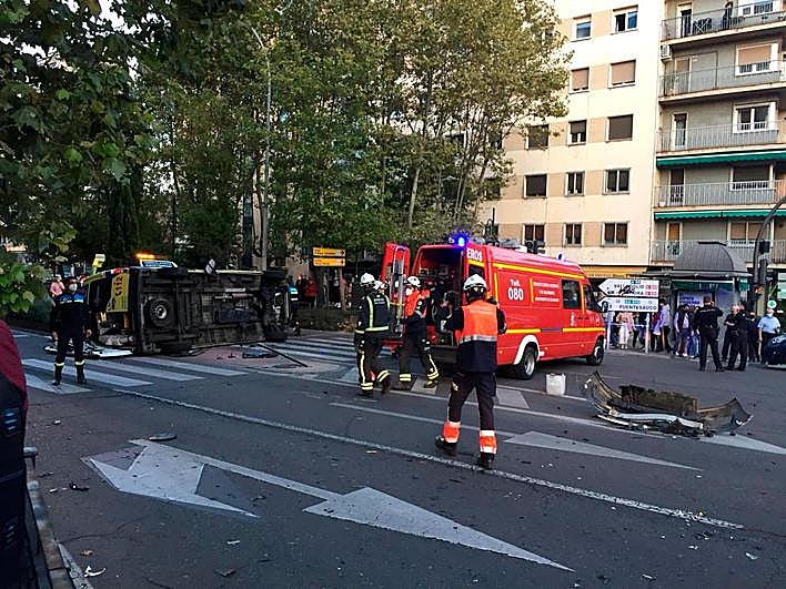 La ambulancia volcada en el paseo de Canalejas