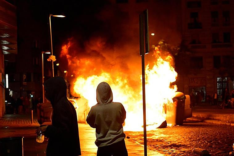 Imagen de la quema de contenedores.