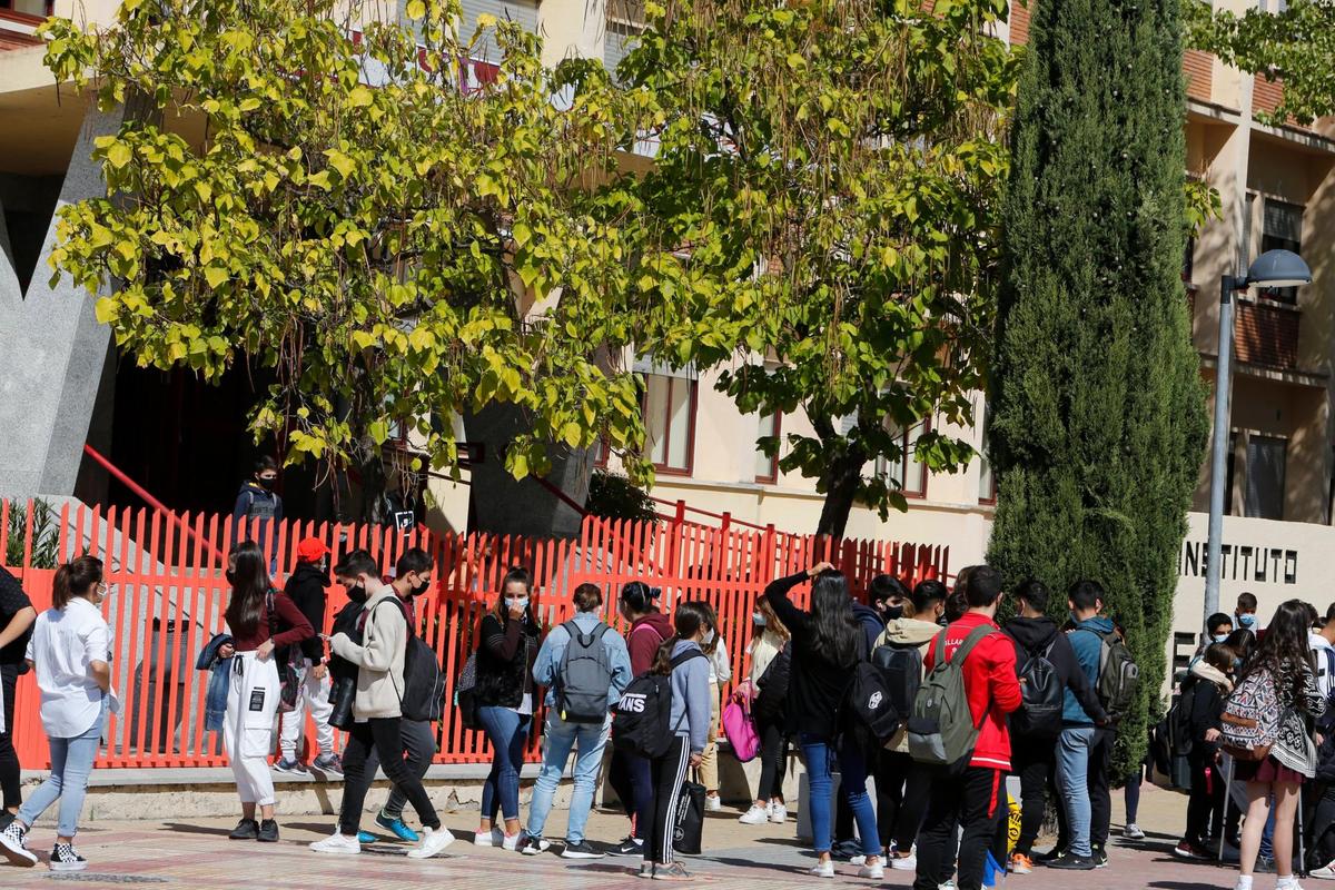 Alumnos saliendo de un instituto de la capital salmantina.