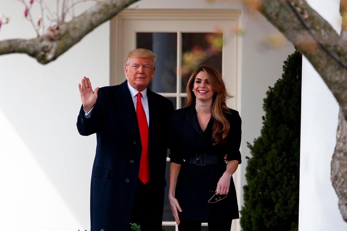 El presidente de Estados Unidos, Donald Trump, y su directora de Cominucación, Hope Hicks.