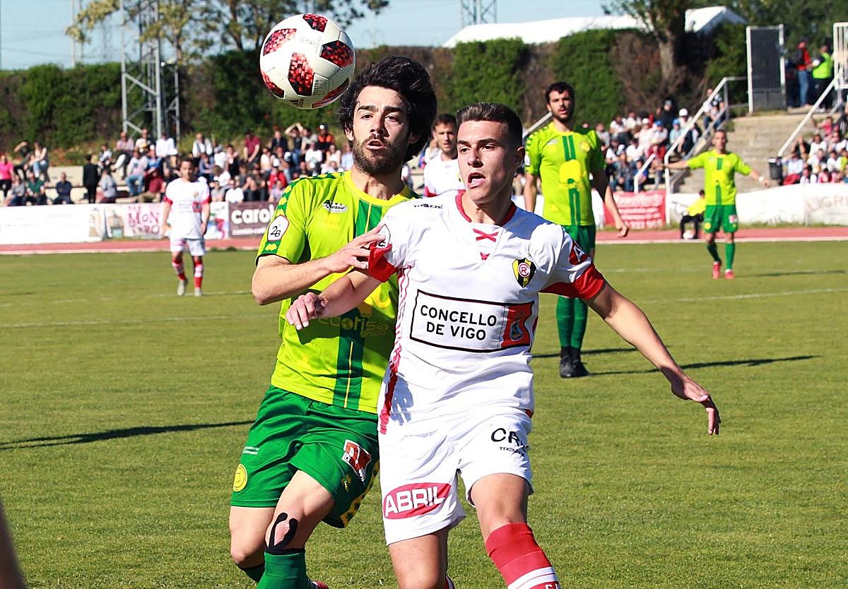 Javi Navas, en un partido contra el Rápido de Bouzas en Las Pistas.
