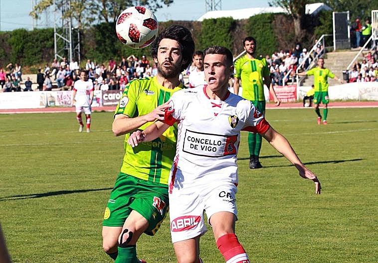 Javi Navas, en un partido contra el Rápido de Bouzas en Las Pistas.