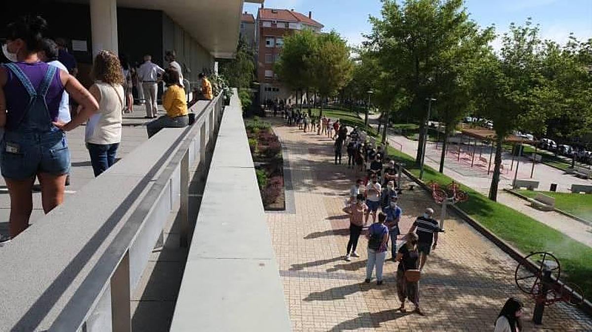 Trabajadores salmantinos en ERTE hacen cola para la ayuda de la Junta.