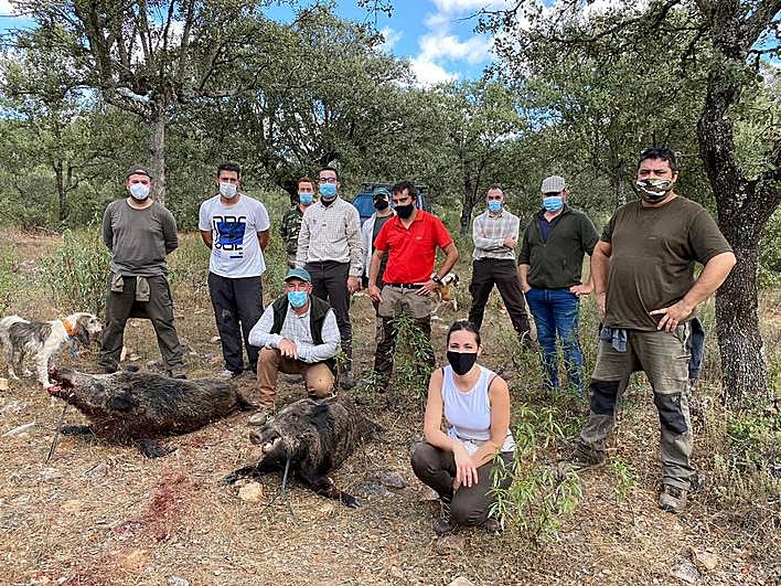 Una cuadrilla de monteros posa con las piezas abatidas.