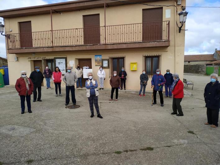 Vecinos de Herguijuela en la concentración por la sanidad rural.