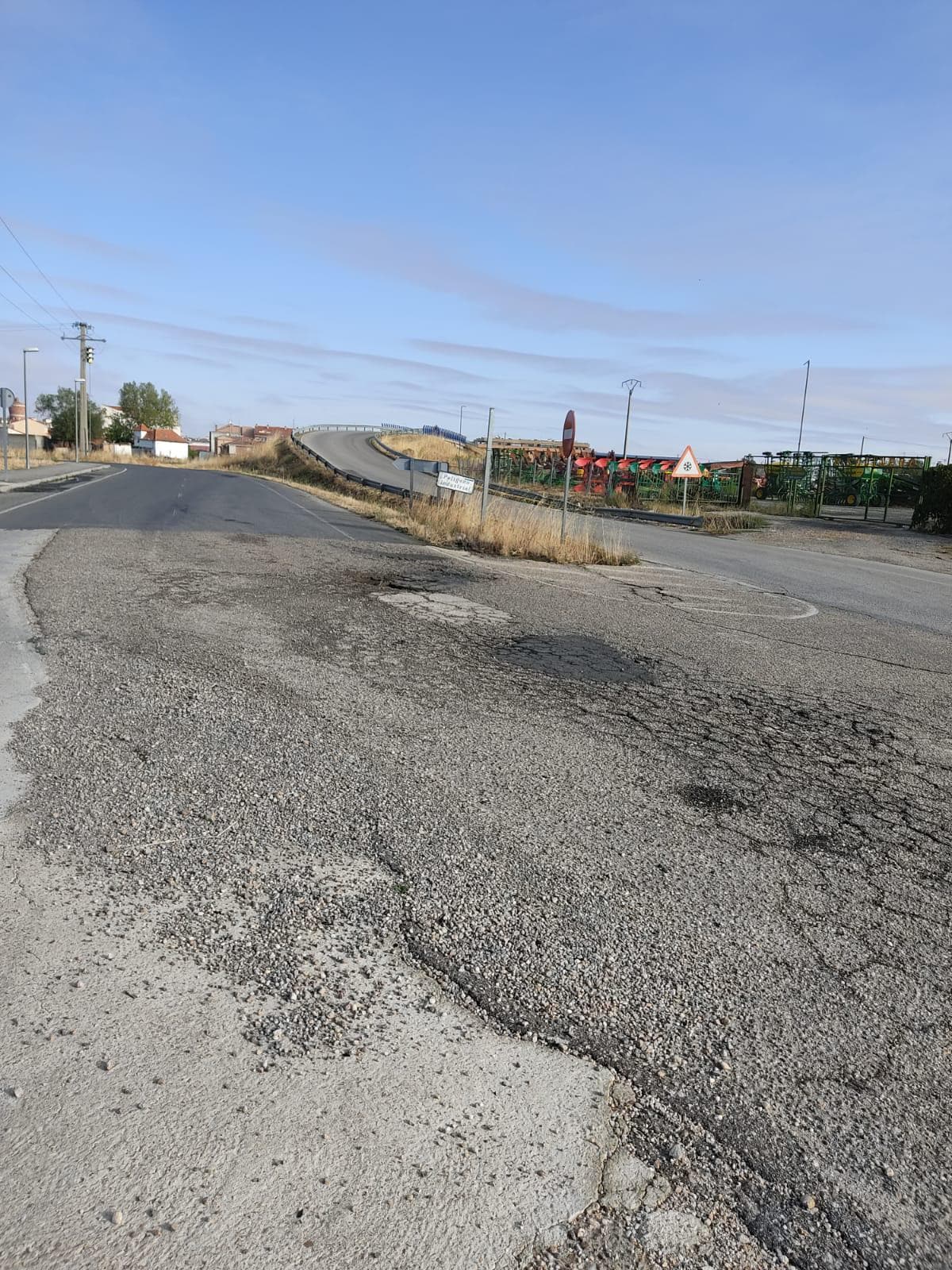 Estado del pavimento en la entrada al polígono industrial desde la carretera de Mancera.