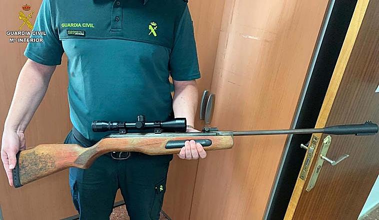 El arma intervenida por la Guardia Civil.