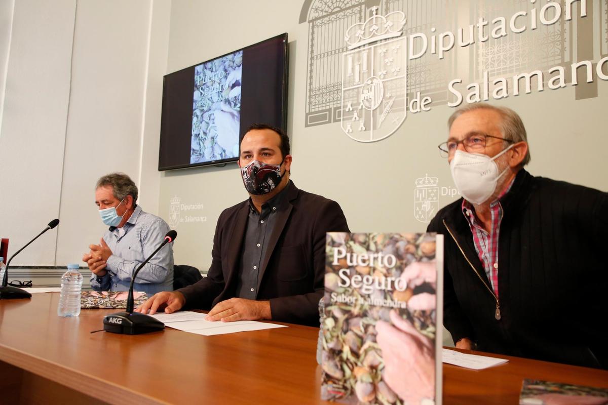 Un momento de la presentación del libro “Puerto Seguro. Sabor a almendra”