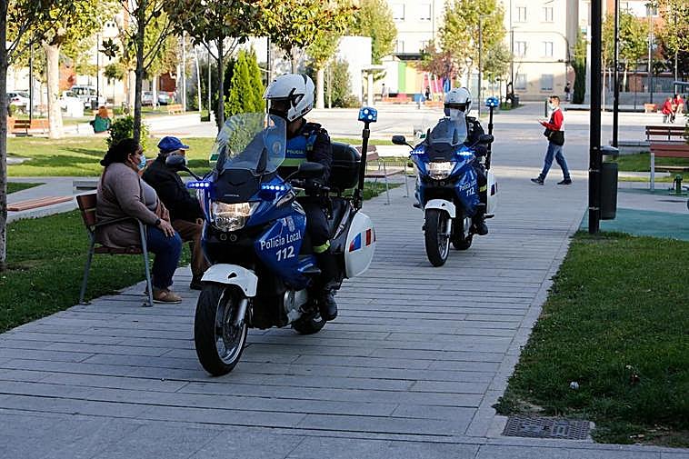 Policías locales patrullando en moto por el parque de Garrido