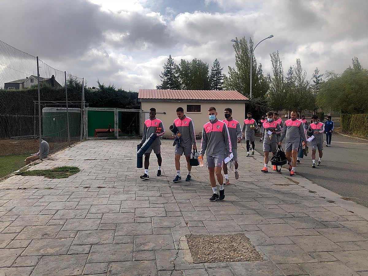 Arroyo (izquierda), llegando a su primer entrenamiento con el Salamanca UDS