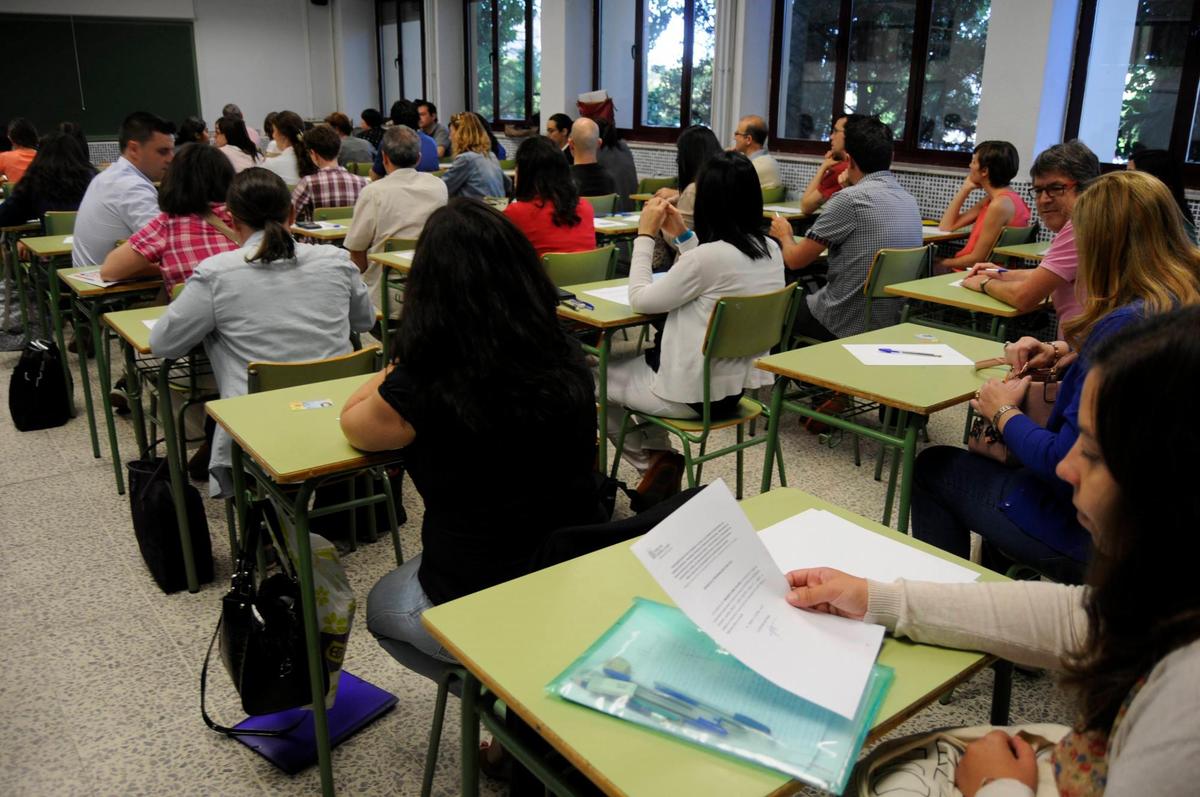 Varios aspirantes antes de iniciar las oposiciones a profesor.