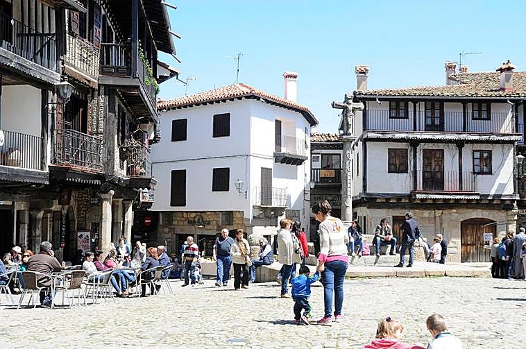 Plaza Mayor de La Alberca en una imagen antes de la pandemia.