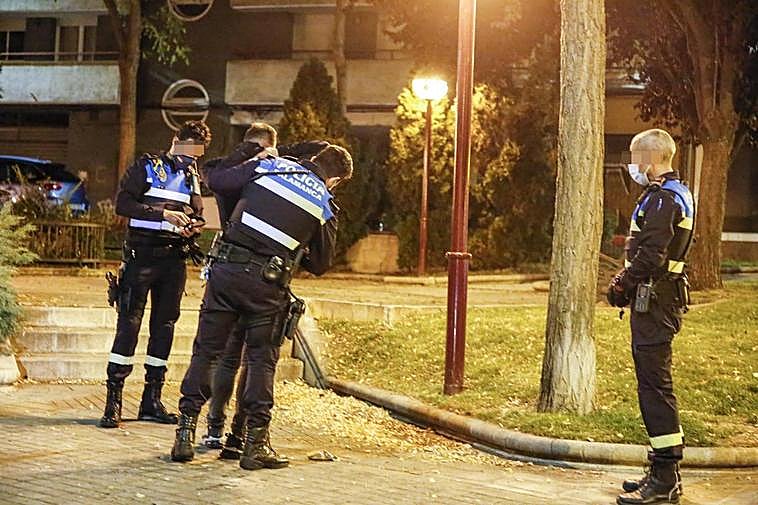 Agentes de la Policía Local en una intervención de madrugada.
