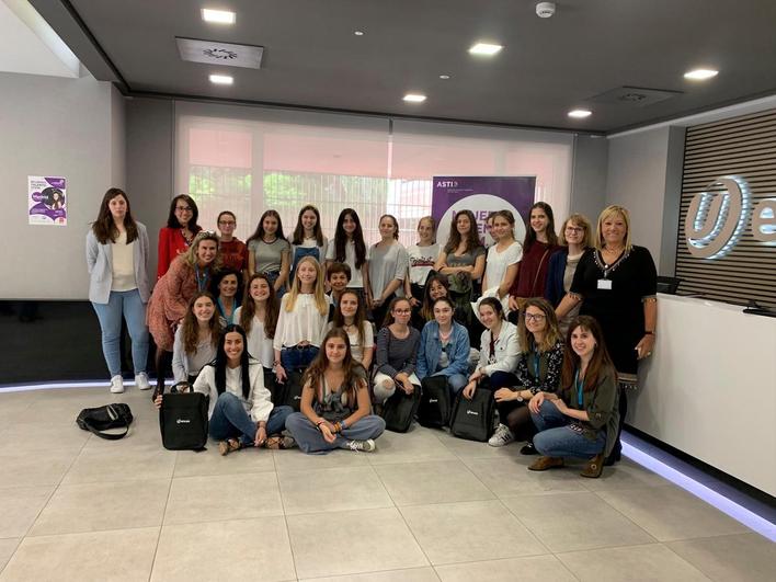 Rosario Arévalo, a la derecha de la imagen, vestida de negro, con un grupo de estudiantes.