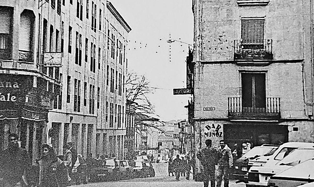 San Pablo en la Navidad de 1989 con los vehículos aparcados en la vía.