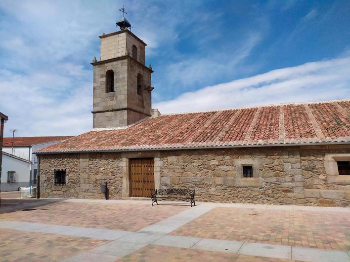 Iglesia de Valdelacasa, con la piedra original existente en el exterior del templo, destapada gracias a las obras de mejora