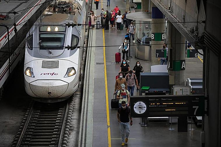 Tren Alvia llega a la estación de Atocha.
