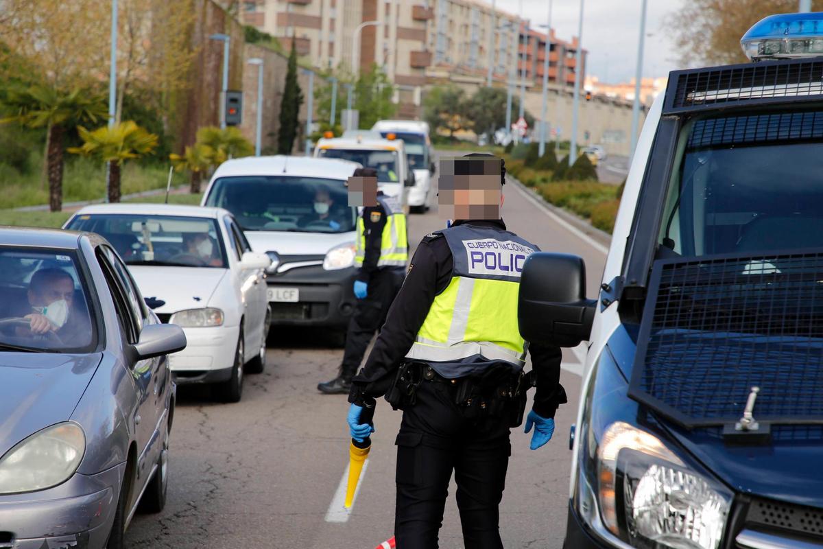 Control policial en la salida de Salamanca por la carretera de Madrid el pasado mes de abril.