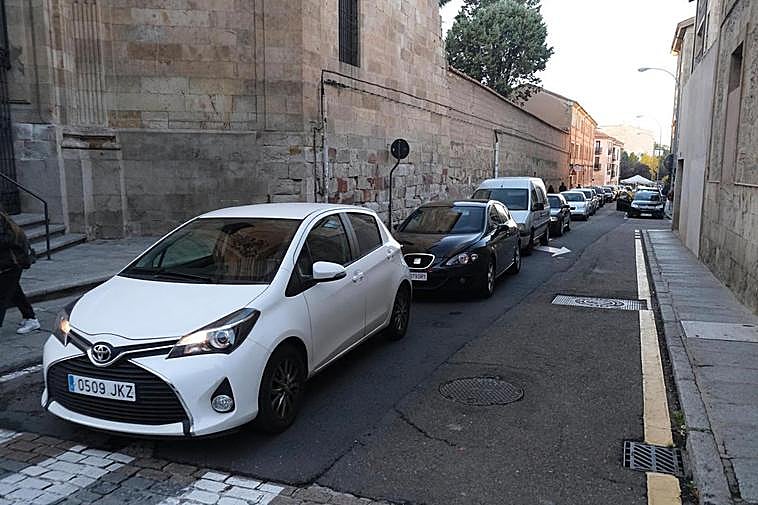 Durante todo el día se han producido largas colas de vehículos en las vías alternativas.