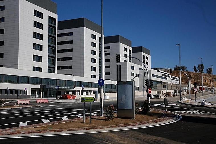 La falsa glorieta construida para acceder al nuevo Hospital, ya asfaltada y con semáforos y señalización vertical y horizontal.