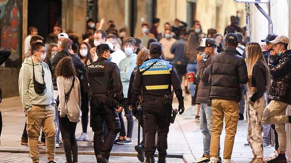 Un agente de la Policía Local junto a un policía nacional en Varillas