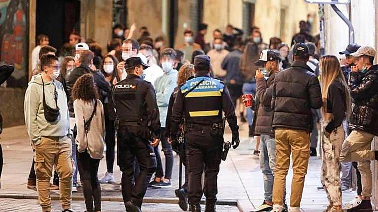 Un agente de la Policía Local junto a un policía nacional en Varillas