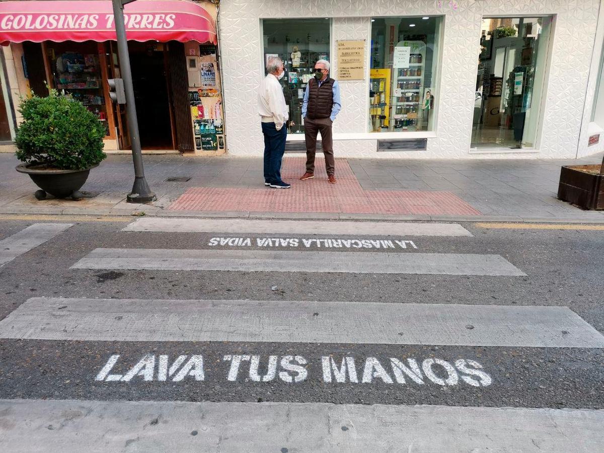 Dos ciudadanos de Linares en la calle con mascarillas