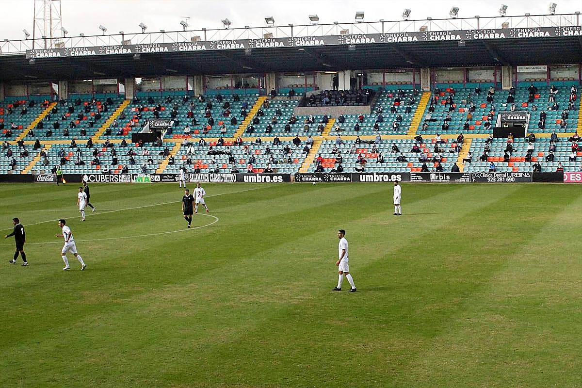 Imagen del Helmántico con público en el amistoso contra el Rayo Majadahonda