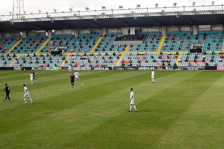 Imagen del Helmántico con público en el amistoso contra el Rayo Majadahonda