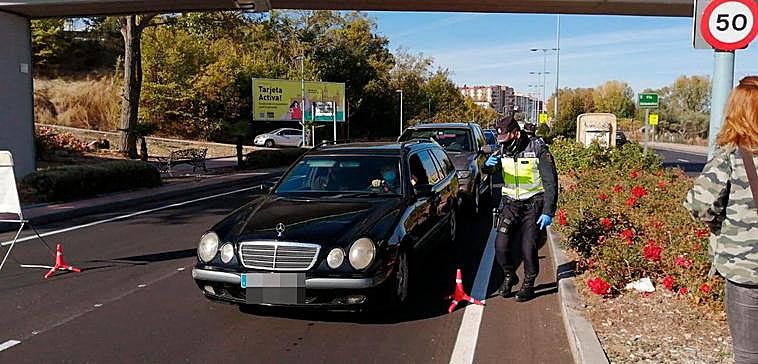 Control en la Vía Helmántica en la salida de la ciudad hacia Santa Marta de Tormes