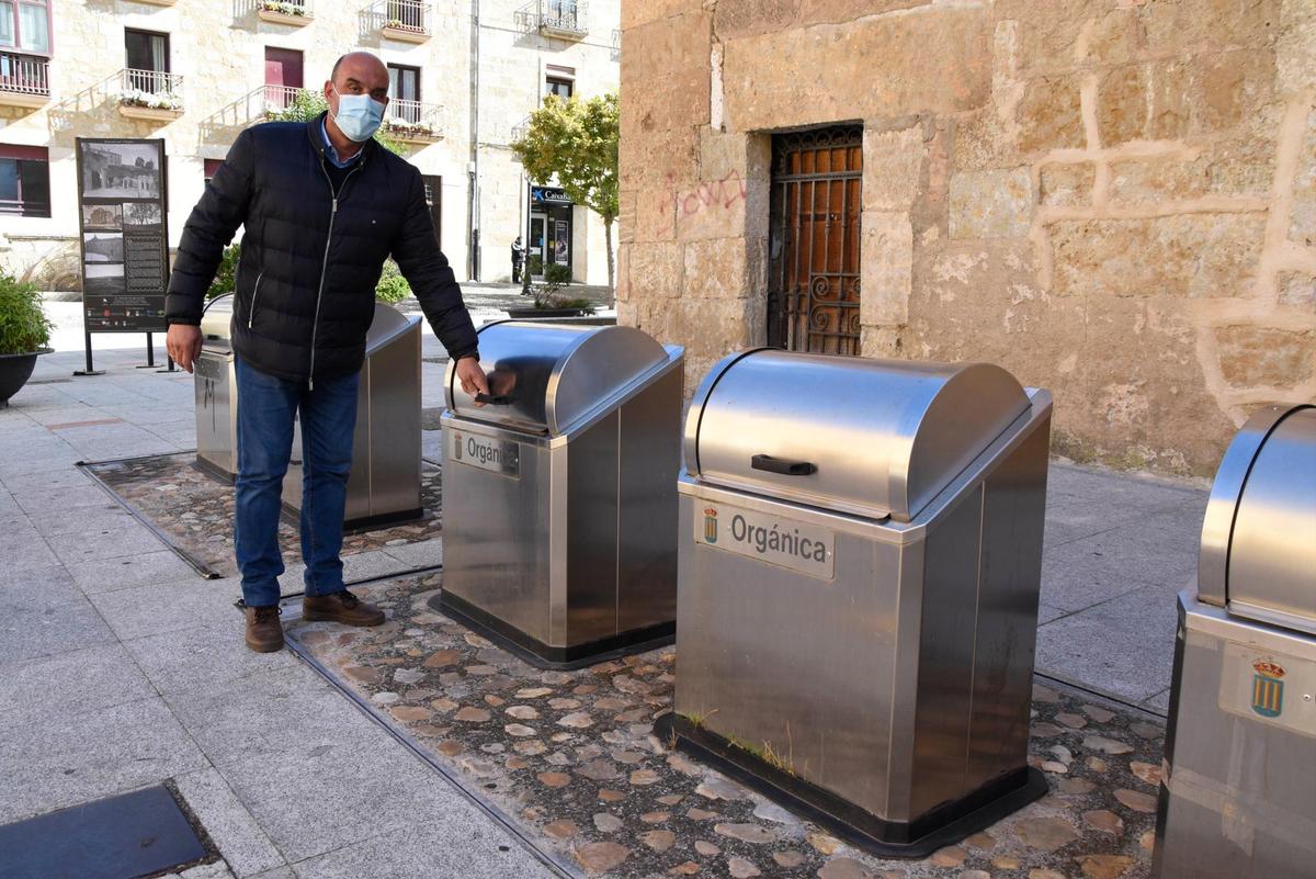 El edil delegado de Ciudad Rodrigo, Ramón Sastre, junto a los obsoletos y clausurados contenedores