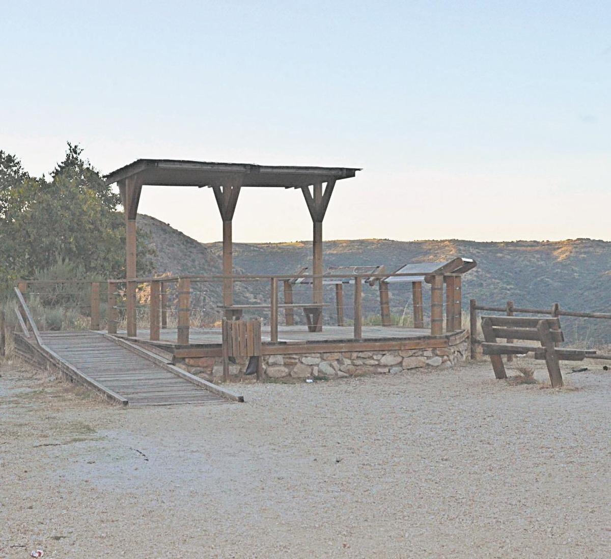 Mirador del Salto, en Saucelle, provisto de paneles, bancos y rampas.