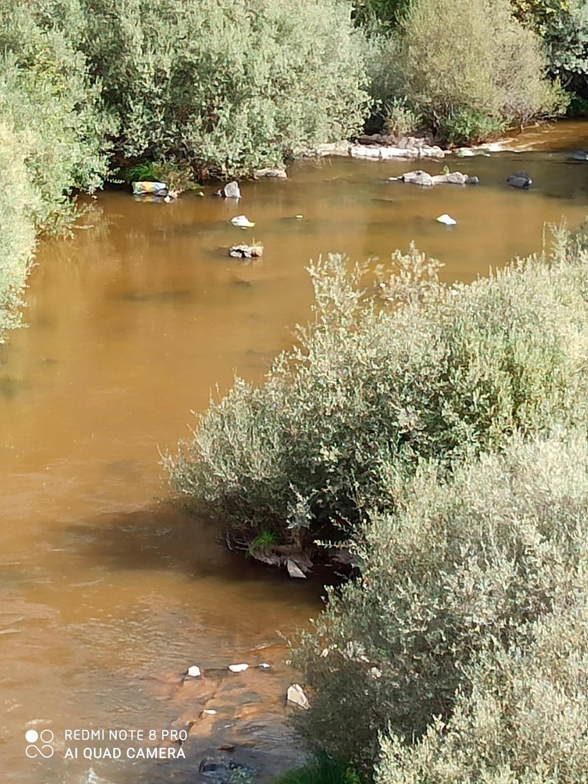 Tono rojizo en las aguas del río Águeda.