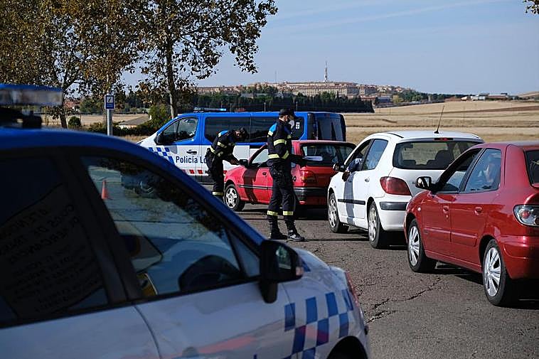 Dos agentes de la Policía Local de Salamanca controlan uno de los accesos a Salamanca.