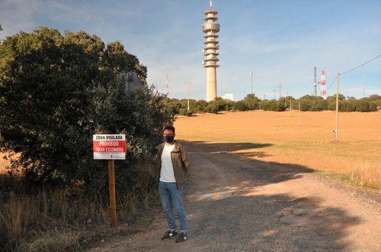 El alcalde, Guillermo Rivas, junto a un cartel que prohíbe los vertidos.