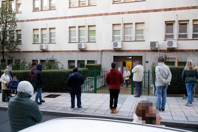 Pacientes del centro de salud de San Juan, en la calle a la espera de someterse a una PCR.