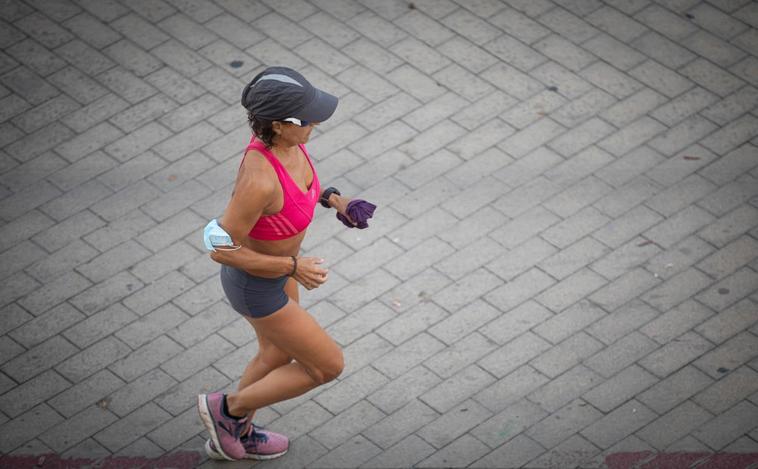 Mujer practicando deporte.