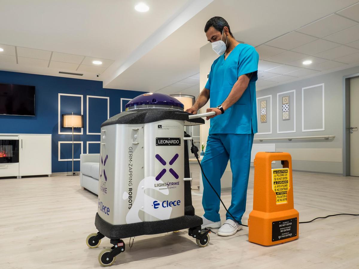 Un empleado del centro trabaja con el robot Xenex de desinfección.