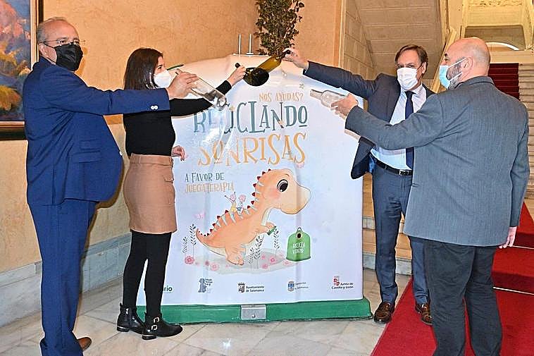 El director general Rubén Rodríguez, la concejala Miryam Rodríguez, el alcalde Carlos García Carbayo y el jefe de Pediatría, Eduardo Consuegra.