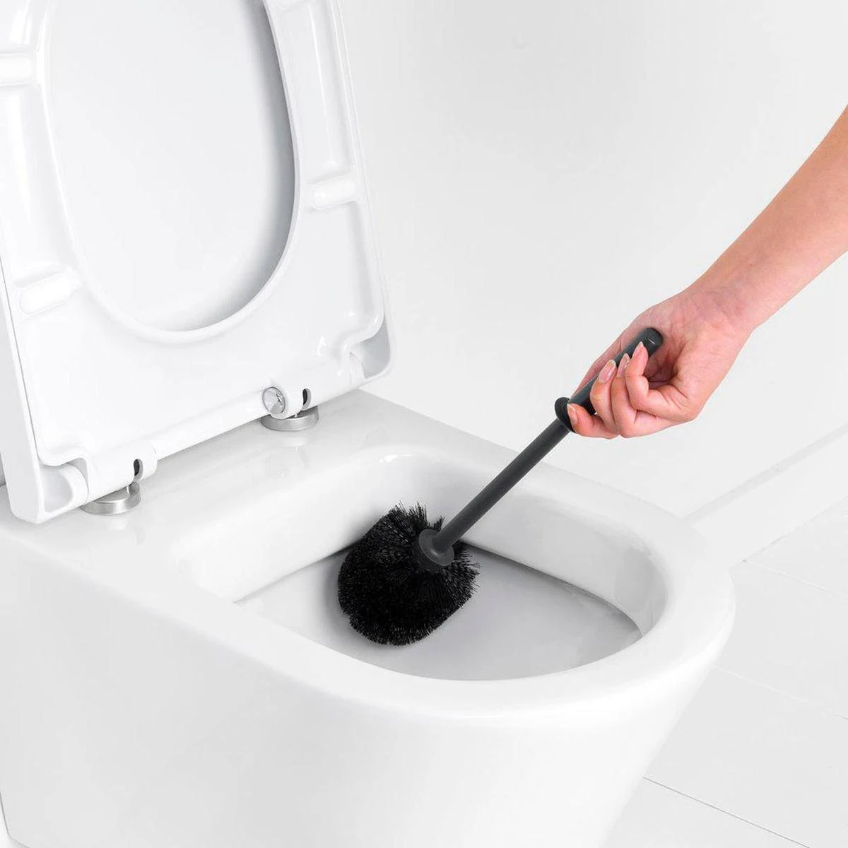 Cómo limpiar la escobilla del váter y desinfectarla por completo