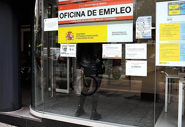 Exterior de una oficina de empleo.