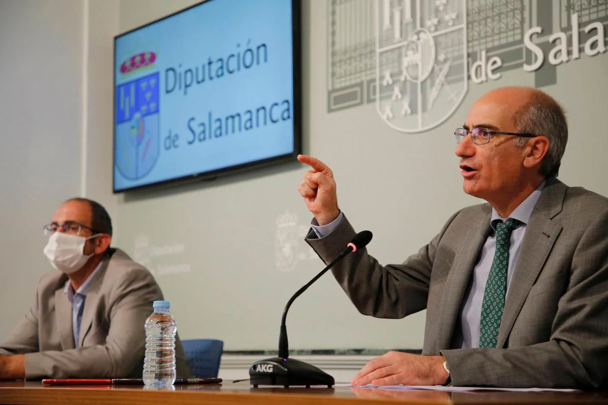 Antonio Luis Sánchez y Javier Iglesias en una rueda de prensa en La Salina.