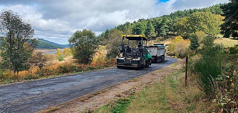 Las máquinas trabajaron ayer en el tramo por el que pasará la Vuelta Ciclista.