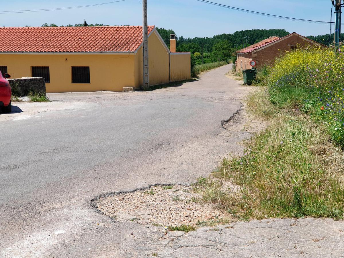 Carretera de las huertas de Santa Cruz en Ciudad Rodrigo que se beneficia de la ayuda de Diputación.