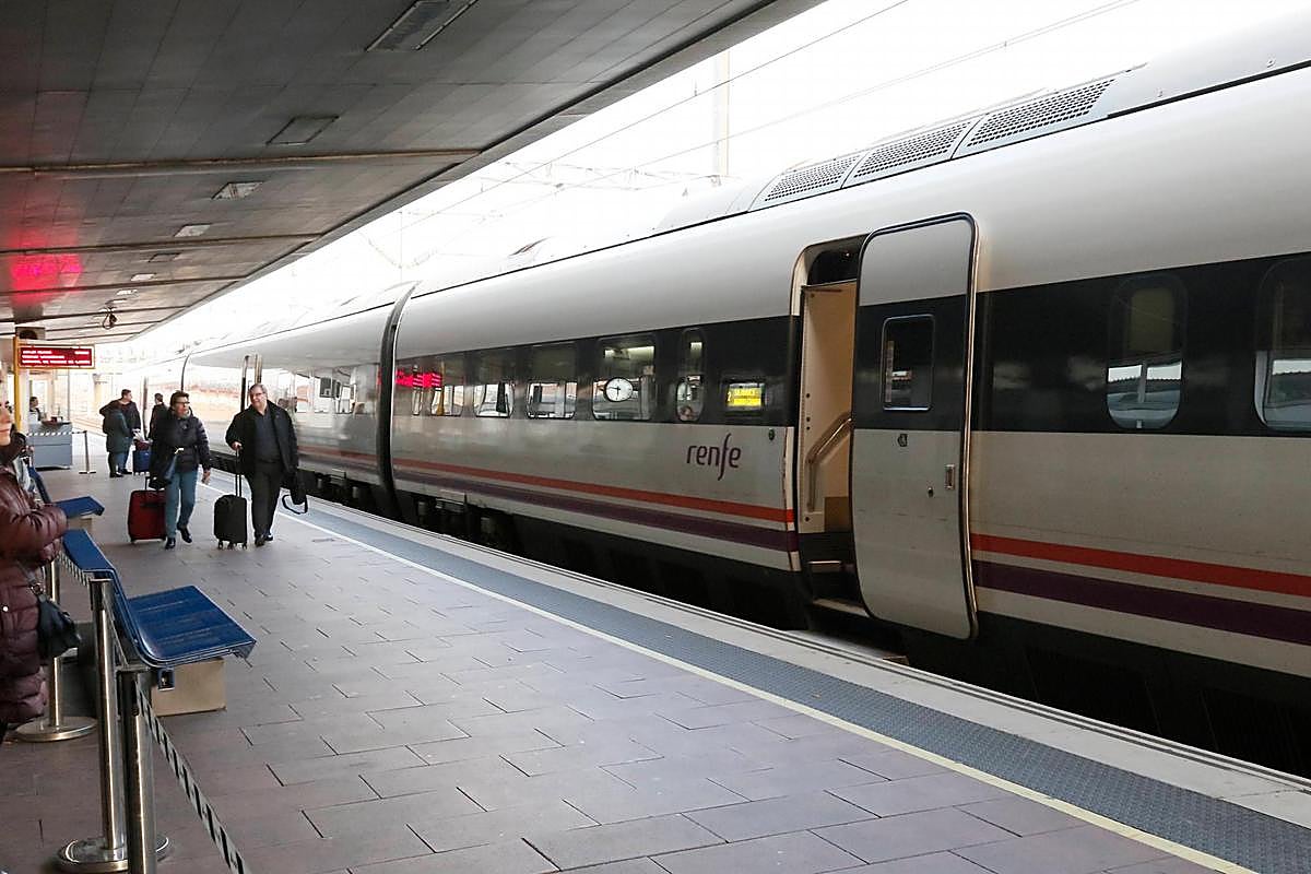 El Alvia en la estación de tren de Salamanca.