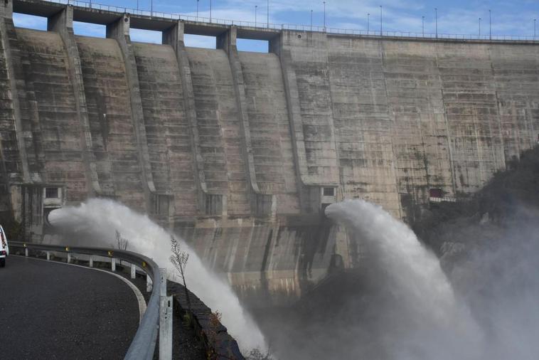 Aliviaderos de fondo directos en la presa de Irueña.